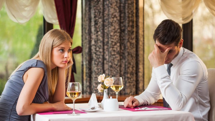 Weird things that people often do on first date