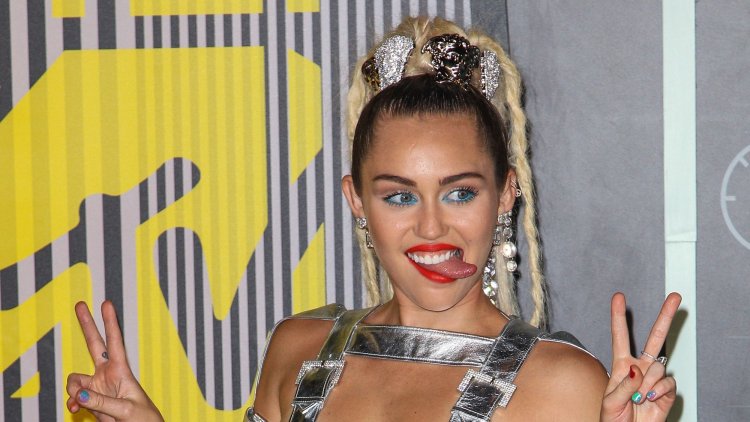 Miley Cyrus' plane was struck by lightning!