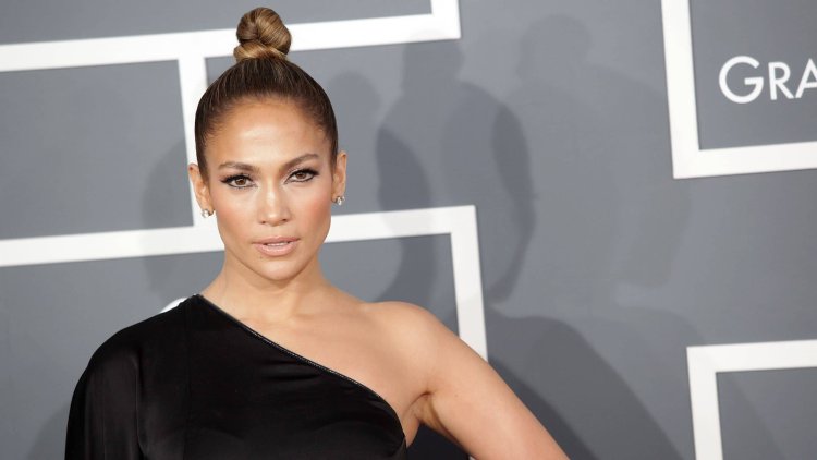 J Lo has the MOST BEAUTIFUL JEANS OF THE SEASON
