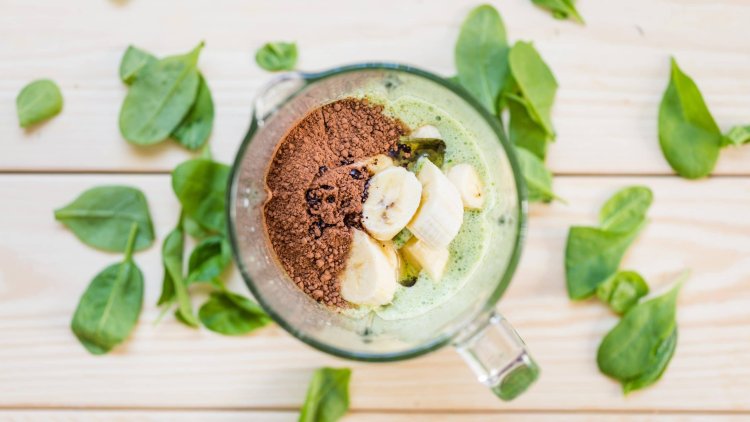 A banana, spinach and cocoa smoothie!