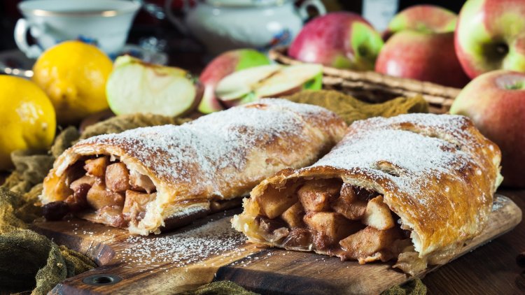 Cake with apple and cinnamon!