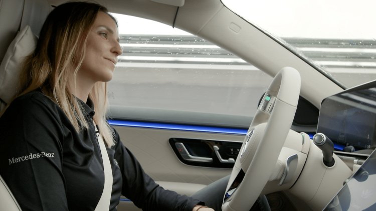 Mercedes-Benz offers highly automated driving 
