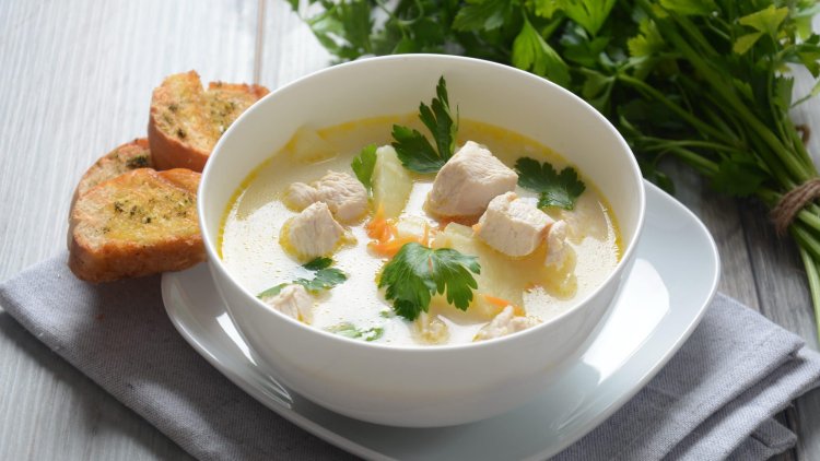 Spring cream soup with chicken and vegetables