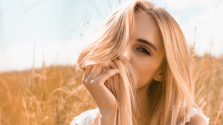Sunshine blonde is the latest 2022 trend!