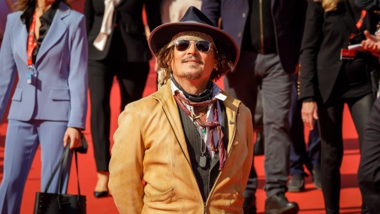Depp refuses to make eye contact with Amber?