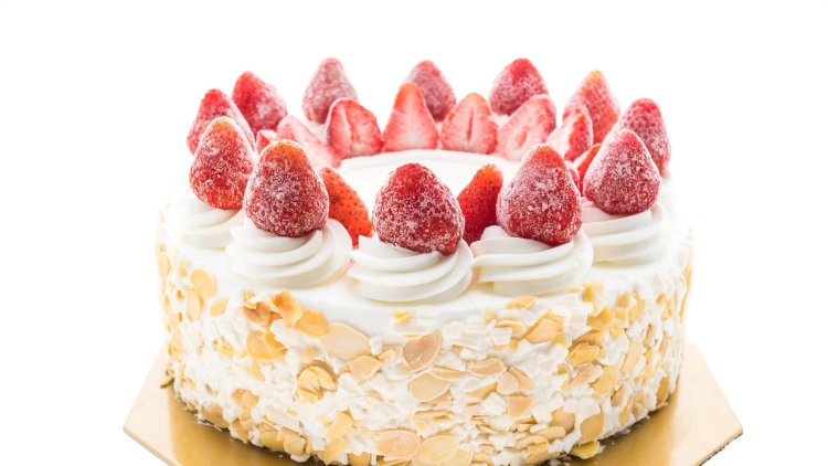 Ice cream cake with strawberries