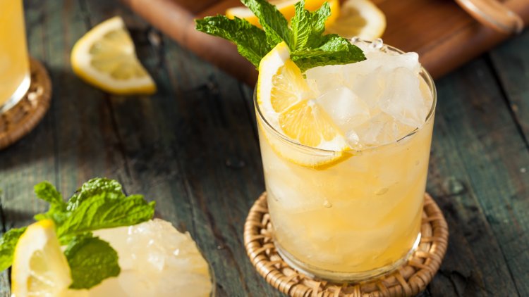 An amazing summer cocktail with lemon