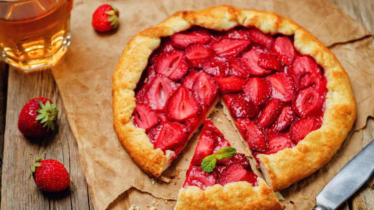 Crispy galettes with strawberries