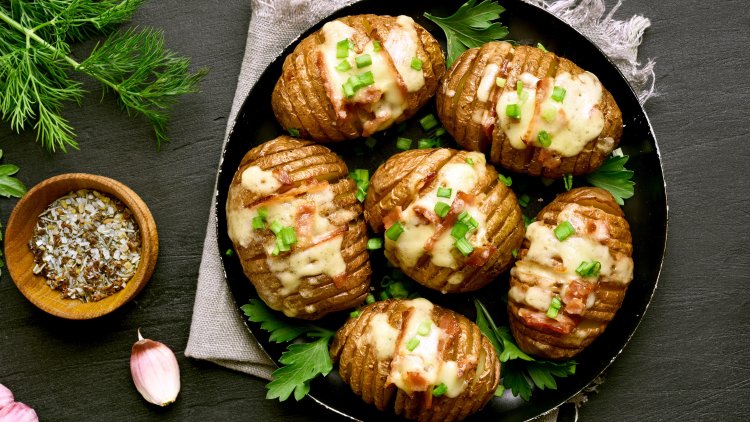 Tasty: Baked potatoes with bacon and cream