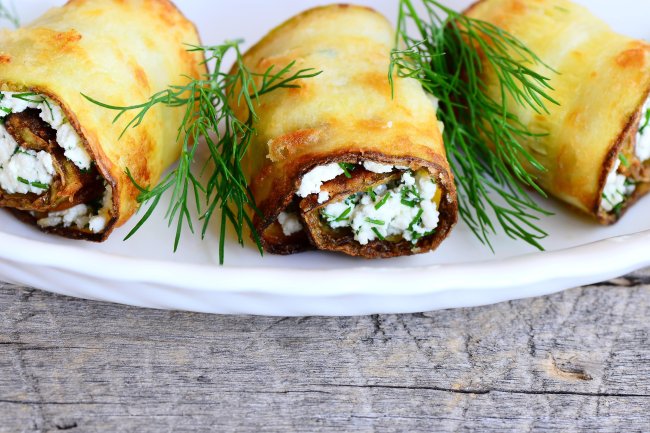 Zucchini roll stuffed with ham and cheese