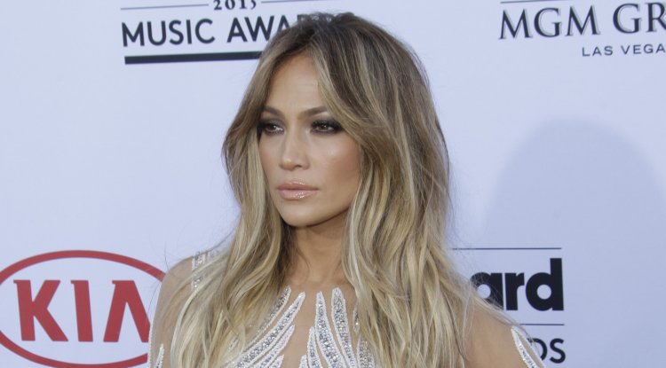 What do the twins of the Latin diva look like?