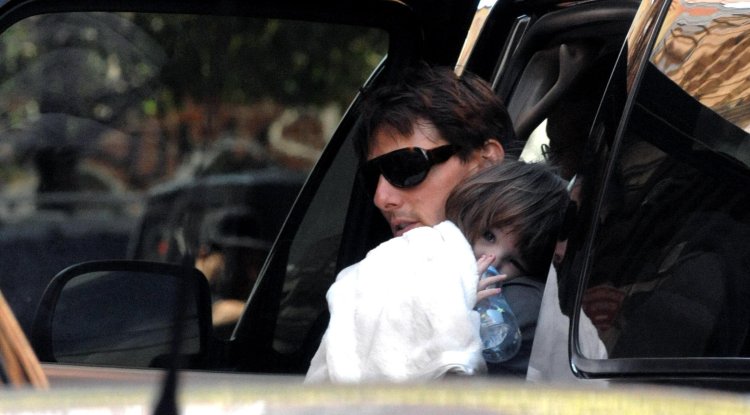 Is Suri Cruise estranged from dad Tom?