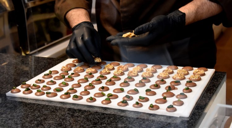 Homemade gin and tonic pralines with lime!