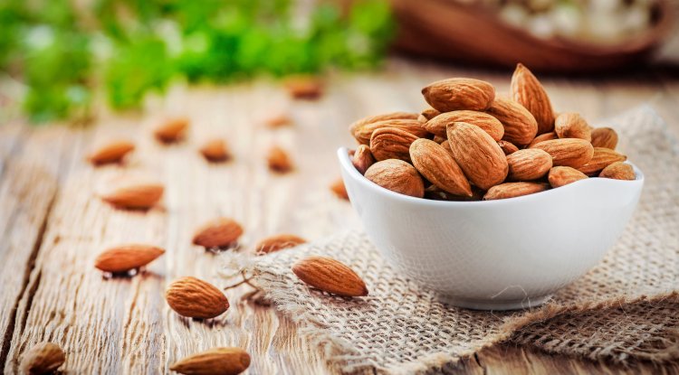 Why should you eat almonds every day?