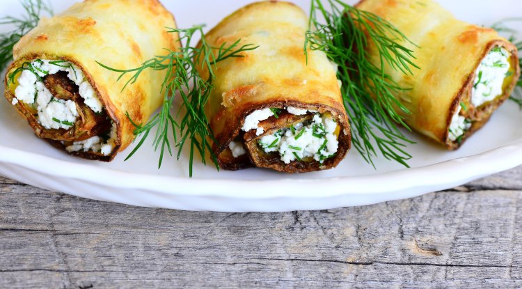 Zucchini roll stuffed with ham and cheese
