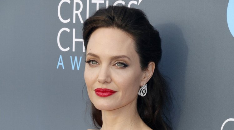 Angelina Jolie defies the Italian heat!