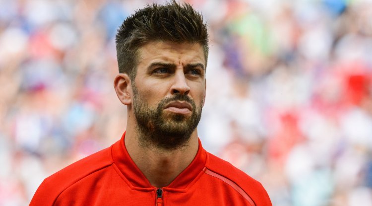Pique caught in his car listening to ex-wife's song