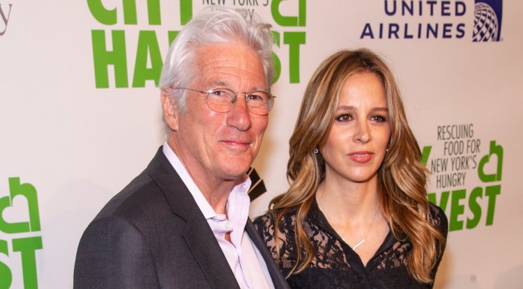 Richard Gere kisses his friend's daughter!