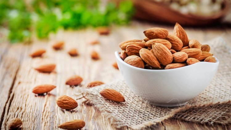 Why should you eat almonds every day?