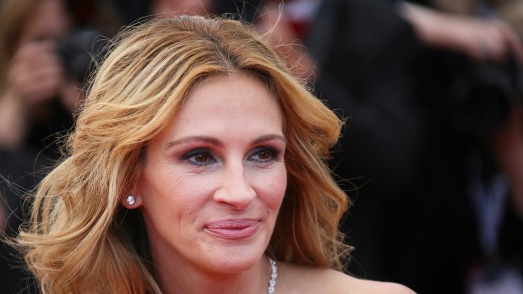Julia Roberts maintains a slim line with a salad!