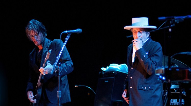 What Bob Dylan likes to watch and listen to?