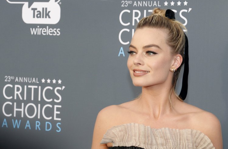 Margot Robbie revealed what props actors use