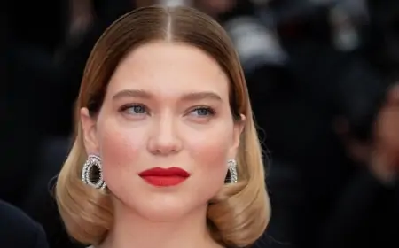 Which famous Hollywood actress plays in the erotic film "Emmanuelle"?